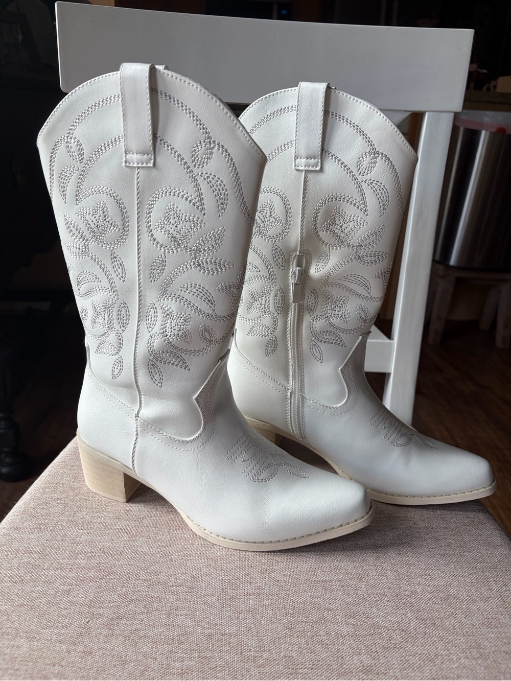 NWOT Women's White Embroidered Western Cowboy Boots